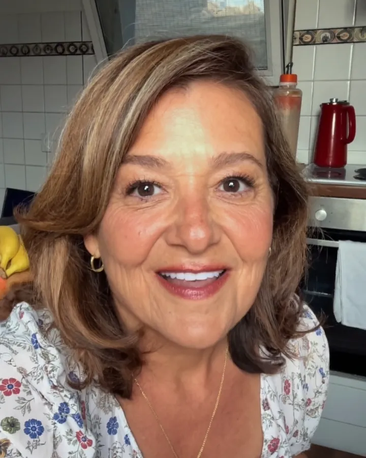 Adriana Pilar sorrindo na cozinha de casa